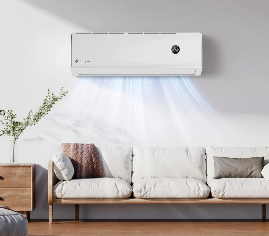 Climatiseur mural Colyso diffusant de l’air frais au-dessus d’un canapé