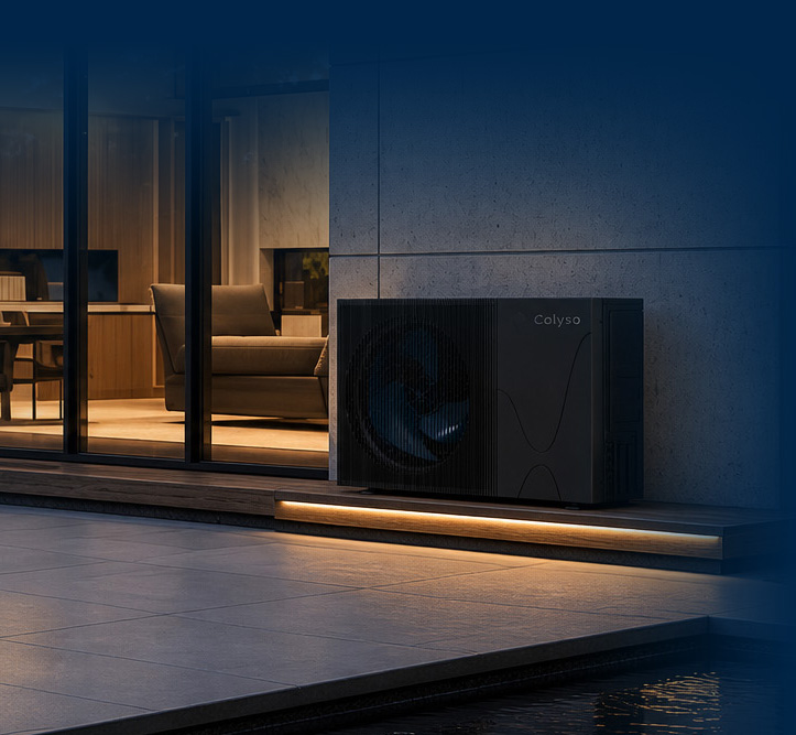 Pompe à chaleur Colyso installée sur la terrasse d’une maison contemporaine, le soir.
